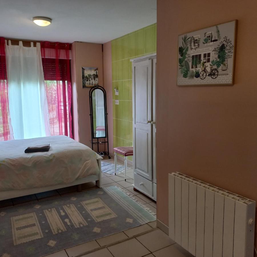 Chambre Spatieuse Avec Grand Lit. Aspet Exterior photo