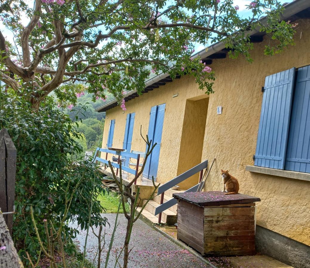 Chambre Spatieuse Avec Grand Lit. Aspet Exterior photo