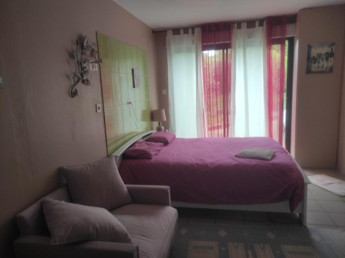 Chambre Spatieuse Avec Grand Lit. Aspet Exterior photo
