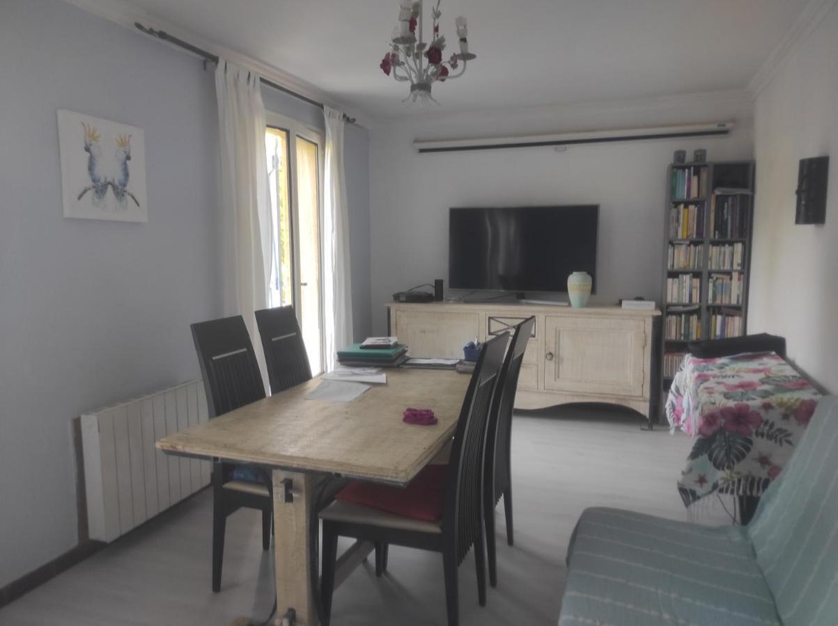 Chambre Spatieuse Avec Grand Lit. Aspet Exterior photo