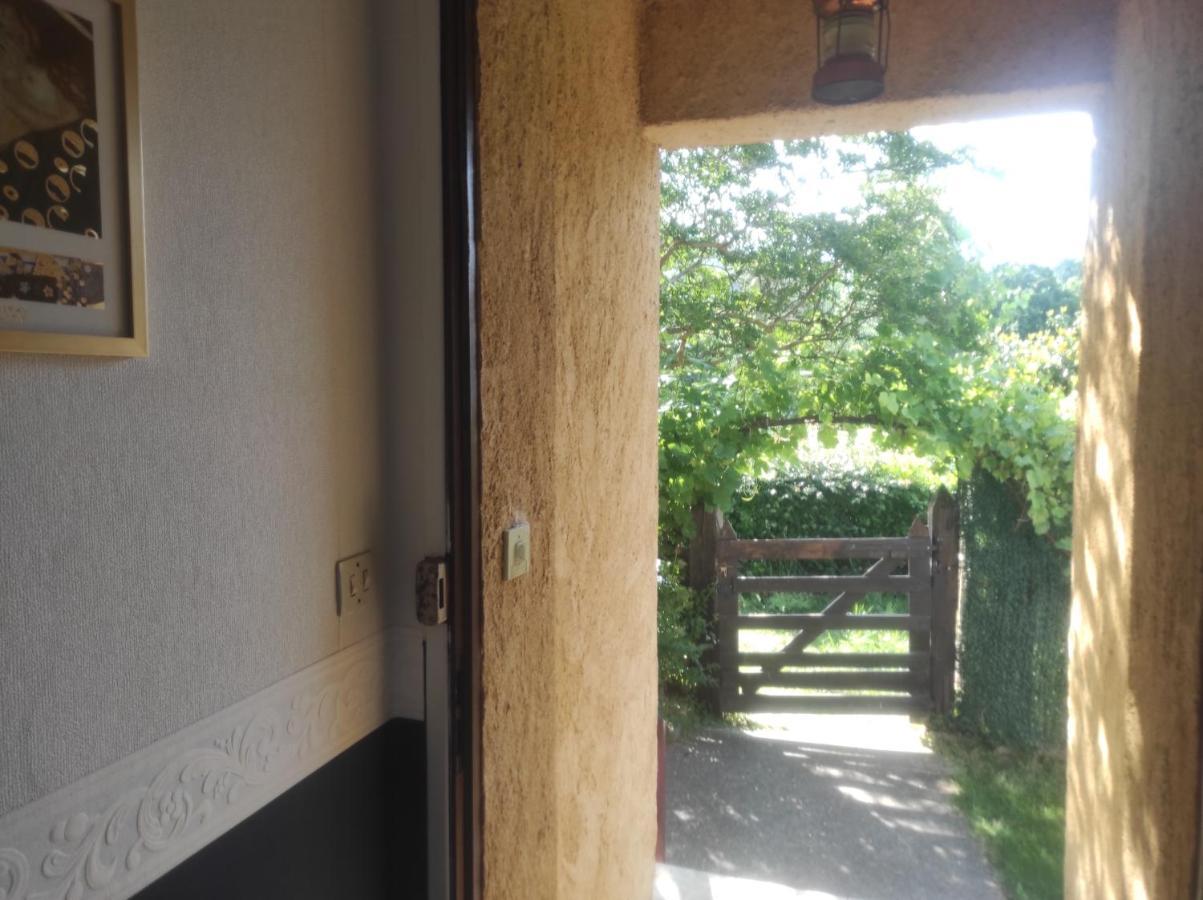 Chambre Spatieuse Avec Grand Lit. Aspet Exterior photo